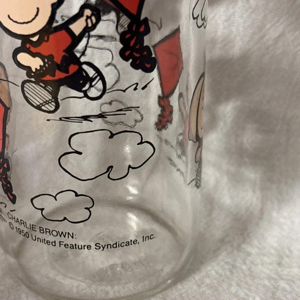 Vintage 1950 PEANUTS CHARLIE BROWN FLYING KITE GLASS ~‎ United Feature Syndicate